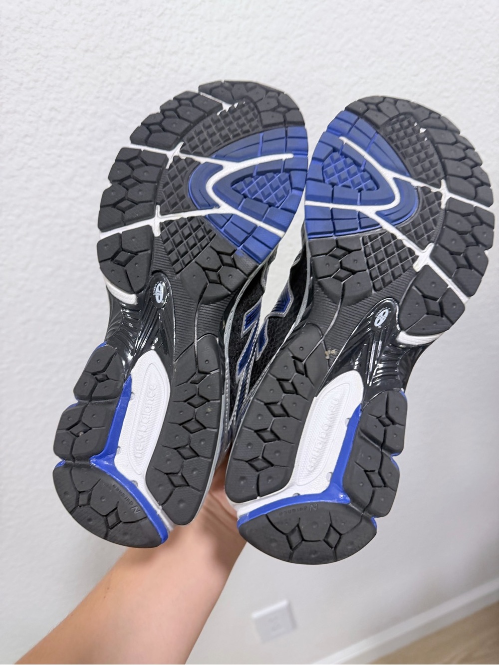 New Balance Silver, Black & Blue 860v2 - Picture 9 of 11
